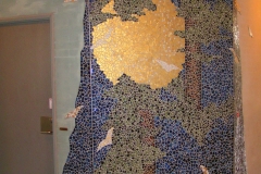 Vægudsmykning i mosaik, udført af Marie Elisabeth A. Franck Mortensen, "De Kreative Mellemrum"