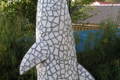 Mosaik delfin, udført af Marie Elisabeth A. Franck Mortensen, "De Kreative Mellemrum"